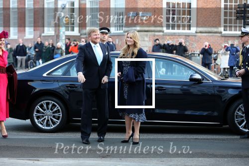 Den Haag 8 december 2021
Prinses Amalia arriveert voor de buitengewone vergadering van de Raad van State. Naast de prinses waren ook koning Willem Alexander en koningin Maxima bij de buitengewone vergadering aanwezig.
Na de vergadering ging Amalia in de tuin een boom planten.