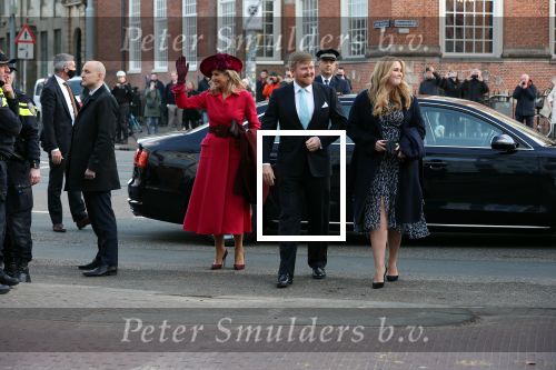 Den Haag 8 december 2021
Prinses Amalia arriveert voor de buitengewone vergadering van de Raad van State. Naast de prinses waren ook koning Willem Alexander en koningin Maxima bij de buitengewone vergadering aanwezig.
Na de vergadering ging Amalia in de tuin een boom planten.