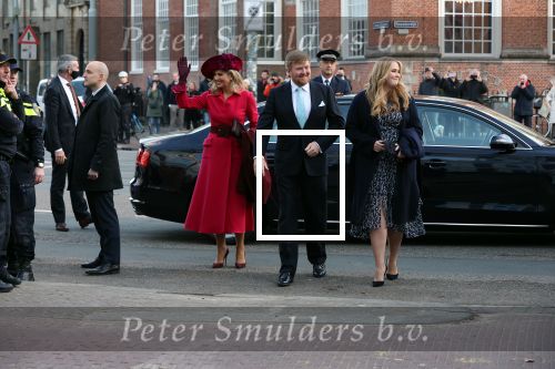 Den Haag 8 december 2021
Prinses Amalia arriveert voor de buitengewone vergadering van de Raad van State. Naast de prinses waren ook koning Willem Alexander en koningin Maxima bij de buitengewone vergadering aanwezig.
Na de vergadering ging Amalia in de tuin een boom planten.