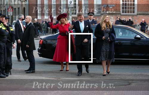Den Haag 8 december 2021
Prinses Amalia arriveert voor de buitengewone vergadering van de Raad van State. Naast de prinses waren ook koning Willem Alexander en koningin Maxima bij de buitengewone vergadering aanwezig.
Na de vergadering ging Amalia in de tuin een boom planten.