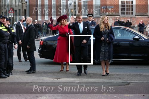 Den Haag 8 december 2021
Prinses Amalia arriveert voor de buitengewone vergadering van de Raad van State. Naast de prinses waren ook koning Willem Alexander en koningin Maxima bij de buitengewone vergadering aanwezig.
Na de vergadering ging Amalia in de tuin een boom planten.