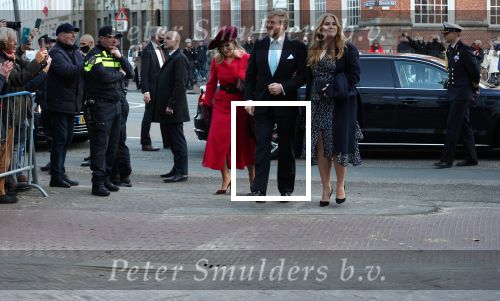 Den Haag 8 december 2021
Prinses Amalia arriveert voor de buitengewone vergadering van de Raad van State. Naast de prinses waren ook koning Willem Alexander en koningin Maxima bij de buitengewone vergadering aanwezig.
Na de vergadering ging Amalia in de tuin een boom planten.