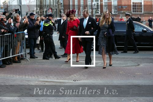 Den Haag 8 december 2021
Prinses Amalia arriveert voor de buitengewone vergadering van de Raad van State. Naast de prinses waren ook koning Willem Alexander en koningin Maxima bij de buitengewone vergadering aanwezig.
Na de vergadering ging Amalia in de tuin een boom planten.