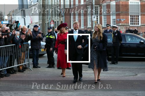 Den Haag 8 december 2021
Prinses Amalia arriveert voor de buitengewone vergadering van de Raad van State. Naast de prinses waren ook koning Willem Alexander en koningin Maxima bij de buitengewone vergadering aanwezig.
Na de vergadering ging Amalia in de tuin een boom planten.