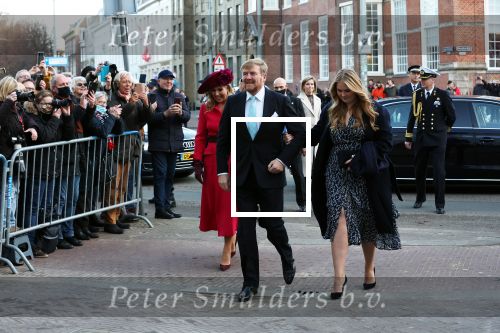 Den Haag 8 december 2021
Prinses Amalia arriveert voor de buitengewone vergadering van de Raad van State. Naast de prinses waren ook koning Willem Alexander en koningin Maxima bij de buitengewone vergadering aanwezig.
Na de vergadering ging Amalia in de tuin een boom planten.