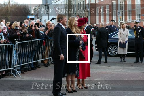 Den Haag 8 december 2021
Prinses Amalia arriveert voor de buitengewone vergadering van de Raad van State. Naast de prinses waren ook koning Willem Alexander en koningin Maxima bij de buitengewone vergadering aanwezig.
Na de vergadering ging Amalia in de tuin een boom planten.
