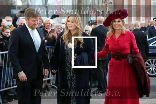 Den Haag 8 december 2021
Prinses Amalia arriveert voor de buitengewone vergadering van de Raad van State. Naast de prinses waren ook koning Willem Alexander en koningin Maxima bij de buitengewone vergadering aanwezig.
Na de vergadering ging Amalia in de tuin een boom planten.