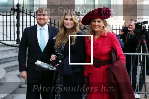Den Haag 8 december 2021
Prinses Amalia arriveert voor de buitengewone vergadering van de Raad van State. Naast de prinses waren ook koning Willem Alexander en koningin Maxima bij de buitengewone vergadering aanwezig.
Na de vergadering ging Amalia in de tuin een boom planten.