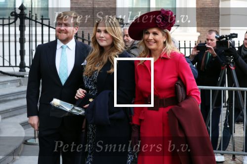 Den Haag 8 december 2021
Prinses Amalia arriveert voor de buitengewone vergadering van de Raad van State. Naast de prinses waren ook koning Willem Alexander en koningin Maxima bij de buitengewone vergadering aanwezig.
Na de vergadering ging Amalia in de tuin een boom planten.