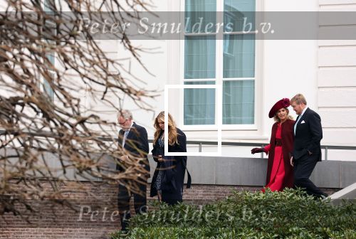 Den Haag 8 december 2021
Prinses Amalia arriveert voor de buitengewone vergadering van de Raad van State. Naast de prinses waren ook koning Willem Alexander en koningin Maxima bij de buitengewone vergadering aanwezig.
Na de vergadering ging Amalia in de tuin een boom planten.