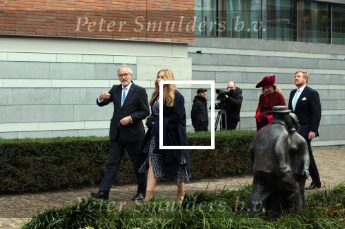 Den Haag 8 december 2021
Prinses Amalia arriveert voor de buitengewone vergadering van de Raad van State. Naast de prinses waren ook koning Willem Alexander en koningin Maxima bij de buitengewone vergadering aanwezig.
Na de vergadering ging Amalia in de tuin een boom planten.