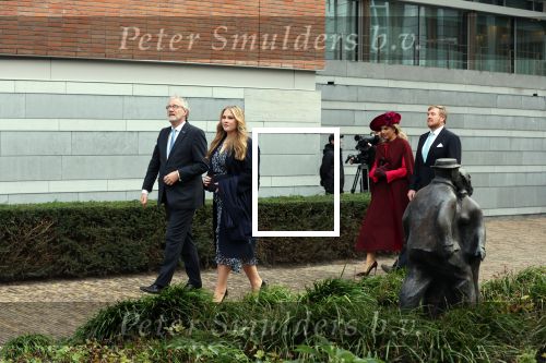 Den Haag 8 december 2021
Prinses Amalia arriveert voor de buitengewone vergadering van de Raad van State. Naast de prinses waren ook koning Willem Alexander en koningin Maxima bij de buitengewone vergadering aanwezig.
Na de vergadering ging Amalia in de tuin een boom planten.