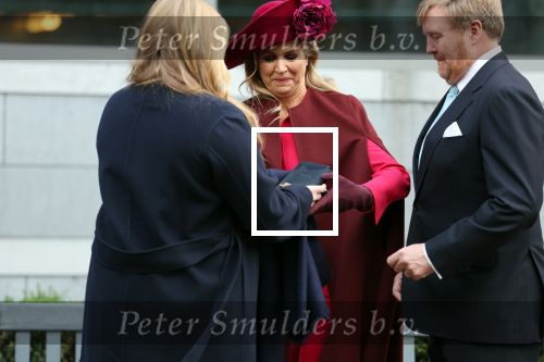 Den Haag 8 december 2021
Prinses Amalia arriveert voor de buitengewone vergadering van de Raad van State. Naast de prinses waren ook koning Willem Alexander en koningin Maxima bij de buitengewone vergadering aanwezig.
Na de vergadering ging Amalia in de tuin een boom planten.