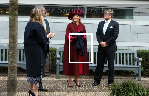 Den Haag 8 december 2021
Prinses Amalia arriveert voor de buitengewone vergadering van de Raad van State. Naast de prinses waren ook koning Willem Alexander en koningin Maxima bij de buitengewone vergadering aanwezig.
Na de vergadering ging Amalia in de tuin een boom planten.