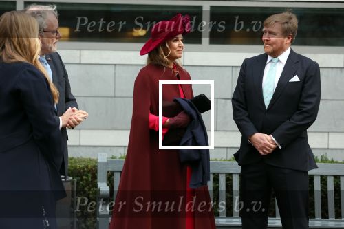 Den Haag 8 december 2021
Prinses Amalia arriveert voor de buitengewone vergadering van de Raad van State. Naast de prinses waren ook koning Willem Alexander en koningin Maxima bij de buitengewone vergadering aanwezig.
Na de vergadering ging Amalia in de tuin een boom planten.