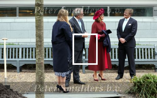 Den Haag 8 december 2021
Prinses Amalia arriveert voor de buitengewone vergadering van de Raad van State. Naast de prinses waren ook koning Willem Alexander en koningin Maxima bij de buitengewone vergadering aanwezig.
Na de vergadering ging Amalia in de tuin een boom planten.