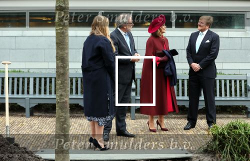 Den Haag 8 december 2021
Prinses Amalia arriveert voor de buitengewone vergadering van de Raad van State. Naast de prinses waren ook koning Willem Alexander en koningin Maxima bij de buitengewone vergadering aanwezig.
Na de vergadering ging Amalia in de tuin een boom planten.