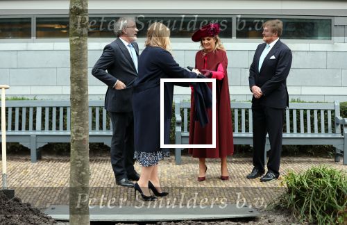 Den Haag 8 december 2021
Prinses Amalia arriveert voor de buitengewone vergadering van de Raad van State. Naast de prinses waren ook koning Willem Alexander en koningin Maxima bij de buitengewone vergadering aanwezig.
Na de vergadering ging Amalia in de tuin een boom planten.