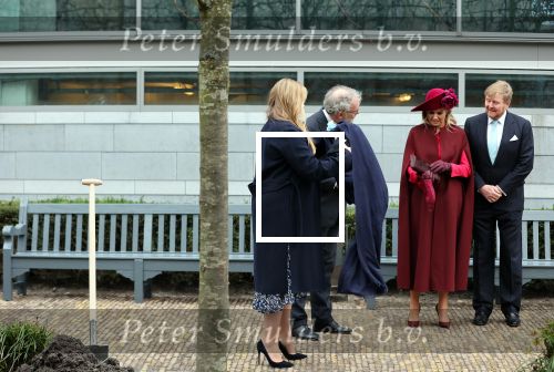 Den Haag 8 december 2021
Prinses Amalia arriveert voor de buitengewone vergadering van de Raad van State. Naast de prinses waren ook koning Willem Alexander en koningin Maxima bij de buitengewone vergadering aanwezig.
Na de vergadering ging Amalia in de tuin een boom planten.