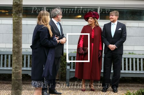 Den Haag 8 december 2021
Prinses Amalia arriveert voor de buitengewone vergadering van de Raad van State. Naast de prinses waren ook koning Willem Alexander en koningin Maxima bij de buitengewone vergadering aanwezig.
Na de vergadering ging Amalia in de tuin een boom planten.