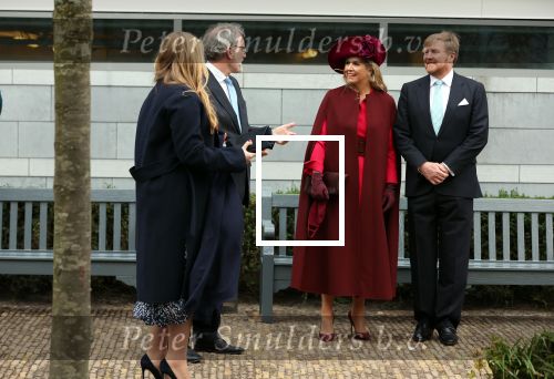 Den Haag 8 december 2021
Prinses Amalia arriveert voor de buitengewone vergadering van de Raad van State. Naast de prinses waren ook koning Willem Alexander en koningin Maxima bij de buitengewone vergadering aanwezig.
Na de vergadering ging Amalia in de tuin een boom planten.