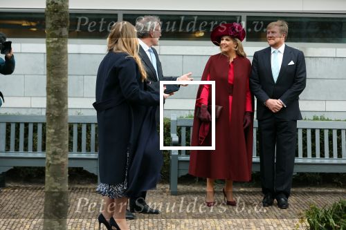 Den Haag 8 december 2021
Prinses Amalia arriveert voor de buitengewone vergadering van de Raad van State. Naast de prinses waren ook koning Willem Alexander en koningin Maxima bij de buitengewone vergadering aanwezig.
Na de vergadering ging Amalia in de tuin een boom planten.