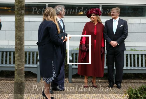 Den Haag 8 december 2021
Prinses Amalia arriveert voor de buitengewone vergadering van de Raad van State. Naast de prinses waren ook koning Willem Alexander en koningin Maxima bij de buitengewone vergadering aanwezig.
Na de vergadering ging Amalia in de tuin een boom planten.