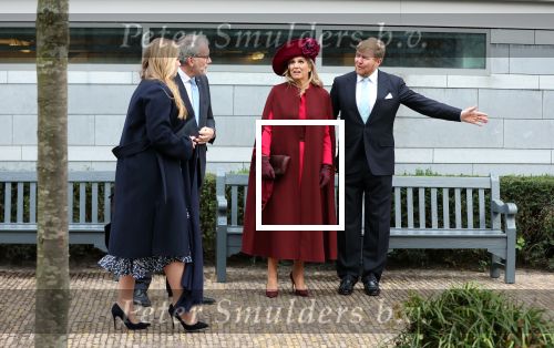Den Haag 8 december 2021
Prinses Amalia arriveert voor de buitengewone vergadering van de Raad van State. Naast de prinses waren ook koning Willem Alexander en koningin Maxima bij de buitengewone vergadering aanwezig.
Na de vergadering ging Amalia in de tuin een boom planten.