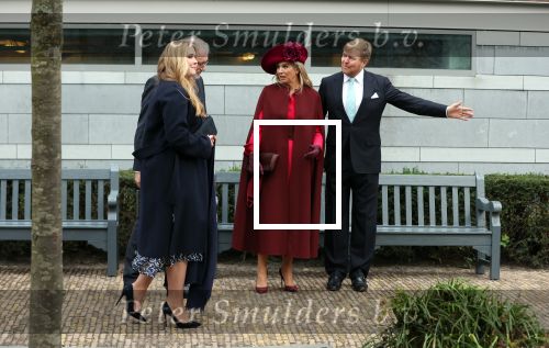 Den Haag 8 december 2021
Prinses Amalia arriveert voor de buitengewone vergadering van de Raad van State. Naast de prinses waren ook koning Willem Alexander en koningin Maxima bij de buitengewone vergadering aanwezig.
Na de vergadering ging Amalia in de tuin een boom planten.