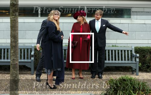 Den Haag 8 december 2021
Prinses Amalia arriveert voor de buitengewone vergadering van de Raad van State. Naast de prinses waren ook koning Willem Alexander en koningin Maxima bij de buitengewone vergadering aanwezig.
Na de vergadering ging Amalia in de tuin een boom planten.