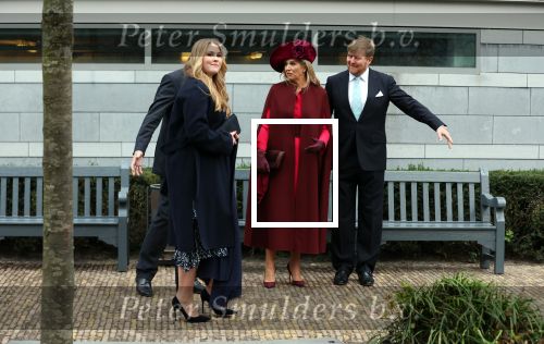 Den Haag 8 december 2021
Prinses Amalia arriveert voor de buitengewone vergadering van de Raad van State. Naast de prinses waren ook koning Willem Alexander en koningin Maxima bij de buitengewone vergadering aanwezig.
Na de vergadering ging Amalia in de tuin een boom planten.