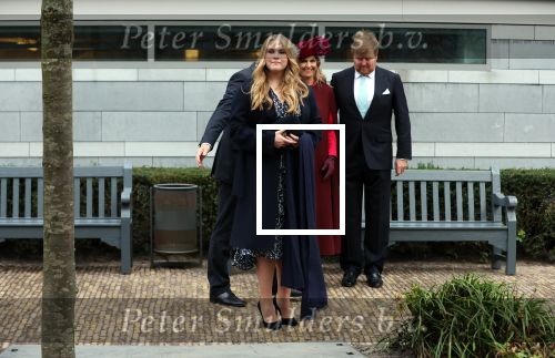 Den Haag 8 december 2021
Prinses Amalia arriveert voor de buitengewone vergadering van de Raad van State. Naast de prinses waren ook koning Willem Alexander en koningin Maxima bij de buitengewone vergadering aanwezig.
Na de vergadering ging Amalia in de tuin een boom planten.