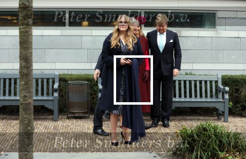Den Haag 8 december 2021
Prinses Amalia arriveert voor de buitengewone vergadering van de Raad van State. Naast de prinses waren ook koning Willem Alexander en koningin Maxima bij de buitengewone vergadering aanwezig.
Na de vergadering ging Amalia in de tuin een boom planten.