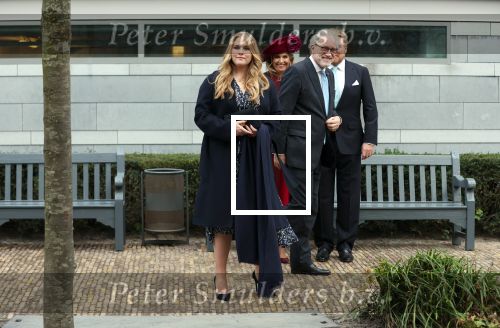 Den Haag 8 december 2021
Prinses Amalia arriveert voor de buitengewone vergadering van de Raad van State. Naast de prinses waren ook koning Willem Alexander en koningin Maxima bij de buitengewone vergadering aanwezig.
Na de vergadering ging Amalia in de tuin een boom planten.