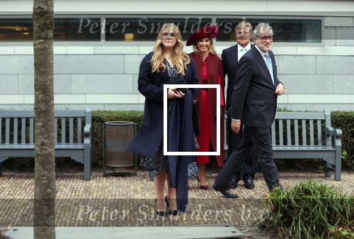 Den Haag 8 december 2021
Prinses Amalia arriveert voor de buitengewone vergadering van de Raad van State. Naast de prinses waren ook koning Willem Alexander en koningin Maxima bij de buitengewone vergadering aanwezig.
Na de vergadering ging Amalia in de tuin een boom planten.