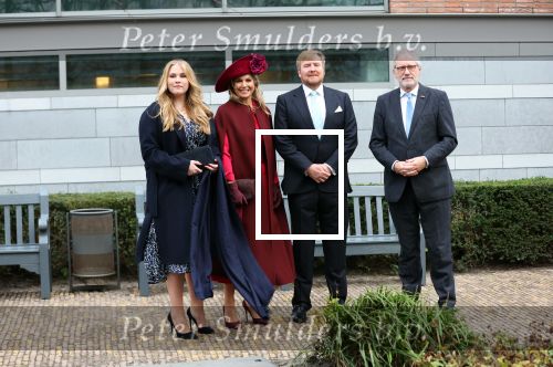 Den Haag 8 december 2021
Prinses Amalia arriveert voor de buitengewone vergadering van de Raad van State. Naast de prinses waren ook koning Willem Alexander en koningin Maxima bij de buitengewone vergadering aanwezig.
Na de vergadering ging Amalia in de tuin een boom planten.