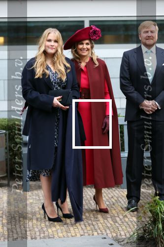 Den Haag 8 december 2021
Prinses Amalia arriveert voor de buitengewone vergadering van de Raad van State. Naast de prinses waren ook koning Willem Alexander en koningin Maxima bij de buitengewone vergadering aanwezig.
Na de vergadering ging Amalia in de tuin een boom planten.