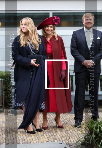 Den Haag 8 december 2021
Prinses Amalia arriveert voor de buitengewone vergadering van de Raad van State. Naast de prinses waren ook koning Willem Alexander en koningin Maxima bij de buitengewone vergadering aanwezig.
Na de vergadering ging Amalia in de tuin een boom planten.