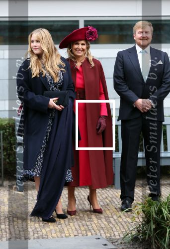 Den Haag 8 december 2021
Prinses Amalia arriveert voor de buitengewone vergadering van de Raad van State. Naast de prinses waren ook koning Willem Alexander en koningin Maxima bij de buitengewone vergadering aanwezig.
Na de vergadering ging Amalia in de tuin een boom planten.