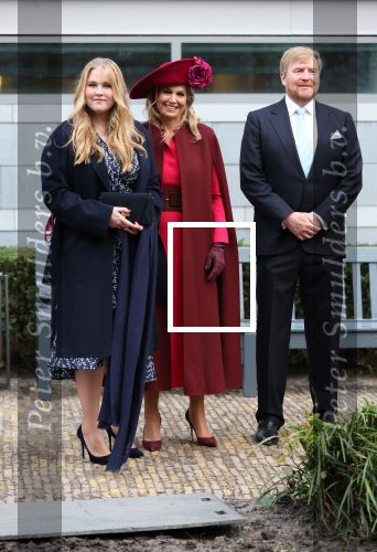Den Haag 8 december 2021
Prinses Amalia arriveert voor de buitengewone vergadering van de Raad van State. Naast de prinses waren ook koning Willem Alexander en koningin Maxima bij de buitengewone vergadering aanwezig.
Na de vergadering ging Amalia in de tuin een boom planten.