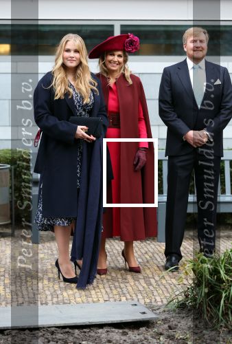 Den Haag 8 december 2021
Prinses Amalia arriveert voor de buitengewone vergadering van de Raad van State. Naast de prinses waren ook koning Willem Alexander en koningin Maxima bij de buitengewone vergadering aanwezig.
Na de vergadering ging Amalia in de tuin een boom planten.