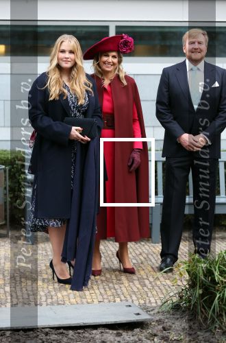 Den Haag 8 december 2021
Prinses Amalia arriveert voor de buitengewone vergadering van de Raad van State. Naast de prinses waren ook koning Willem Alexander en koningin Maxima bij de buitengewone vergadering aanwezig.
Na de vergadering ging Amalia in de tuin een boom planten.