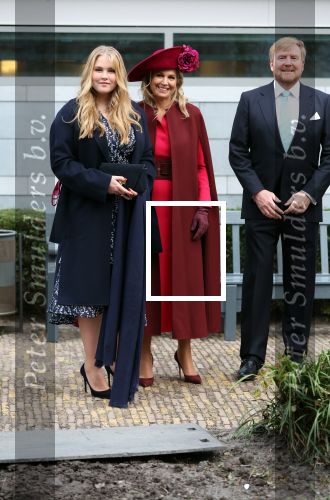 Den Haag 8 december 2021
Prinses Amalia arriveert voor de buitengewone vergadering van de Raad van State. Naast de prinses waren ook koning Willem Alexander en koningin Maxima bij de buitengewone vergadering aanwezig.
Na de vergadering ging Amalia in de tuin een boom planten.