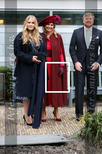 Den Haag 8 december 2021
Prinses Amalia arriveert voor de buitengewone vergadering van de Raad van State. Naast de prinses waren ook koning Willem Alexander en koningin Maxima bij de buitengewone vergadering aanwezig.
Na de vergadering ging Amalia in de tuin een boom planten.