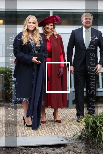 Den Haag 8 december 2021
Prinses Amalia arriveert voor de buitengewone vergadering van de Raad van State. Naast de prinses waren ook koning Willem Alexander en koningin Maxima bij de buitengewone vergadering aanwezig.
Na de vergadering ging Amalia in de tuin een boom planten.