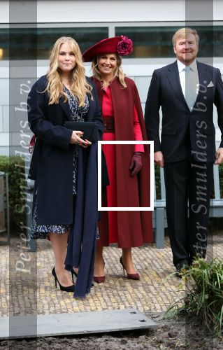 Den Haag 8 december 2021
Prinses Amalia arriveert voor de buitengewone vergadering van de Raad van State. Naast de prinses waren ook koning Willem Alexander en koningin Maxima bij de buitengewone vergadering aanwezig.
Na de vergadering ging Amalia in de tuin een boom planten.