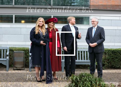 Den Haag 8 december 2021
Prinses Amalia arriveert voor de buitengewone vergadering van de Raad van State. Naast de prinses waren ook koning Willem Alexander en koningin Maxima bij de buitengewone vergadering aanwezig.
Na de vergadering ging Amalia in de tuin een boom planten.