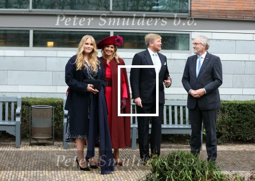Den Haag 8 december 2021
Prinses Amalia arriveert voor de buitengewone vergadering van de Raad van State. Naast de prinses waren ook koning Willem Alexander en koningin Maxima bij de buitengewone vergadering aanwezig.
Na de vergadering ging Amalia in de tuin een boom planten.