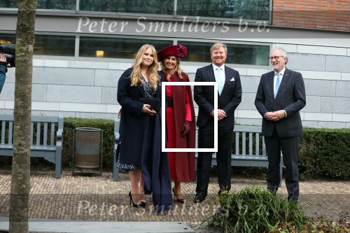 Den Haag 8 december 2021
Prinses Amalia arriveert voor de buitengewone vergadering van de Raad van State. Naast de prinses waren ook koning Willem Alexander en koningin Maxima bij de buitengewone vergadering aanwezig.
Na de vergadering ging Amalia in de tuin een boom planten.