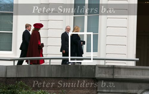 Den Haag 8 december 2021
Prinses Amalia arriveert voor de buitengewone vergadering van de Raad van State. Naast de prinses waren ook koning Willem Alexander en koningin Maxima bij de buitengewone vergadering aanwezig.
Na de vergadering ging Amalia in de tuin een boom planten.